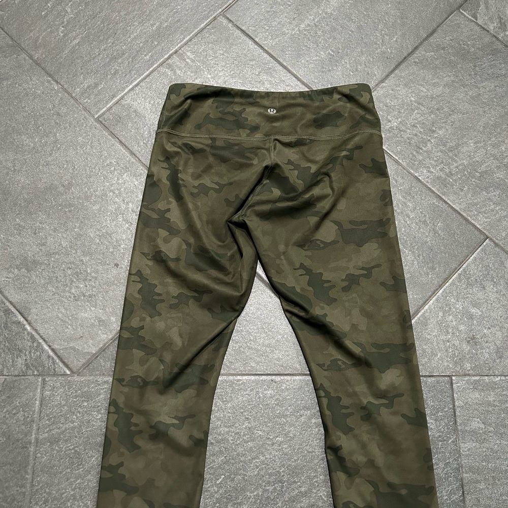 EUC Lululemon Crop Mid Rise Leggings